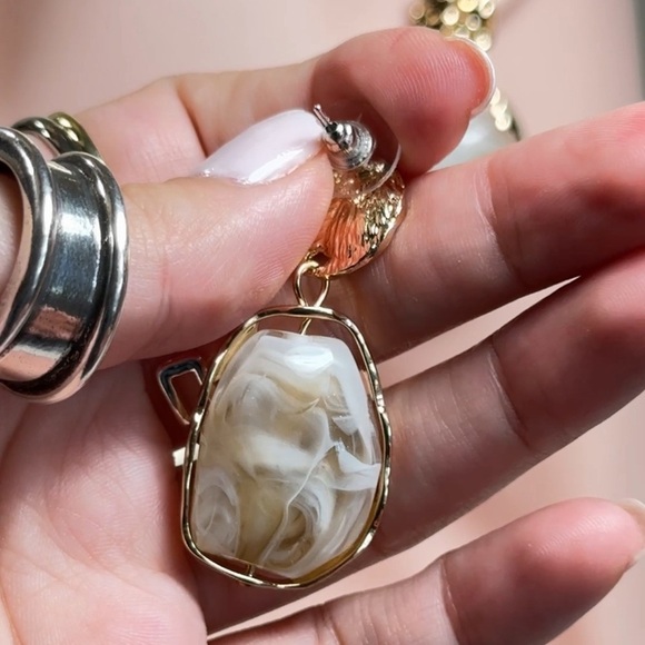 ⚜️ Elegant Gold and Cream Brown Stone Earrings - Picture 5 of 7